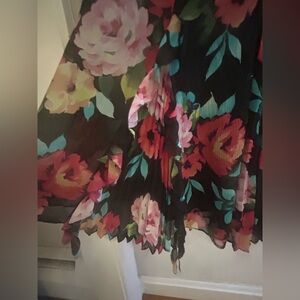 Karen Millen size 8 black floral floaty dress w/ pleating detail. Black, flowers
